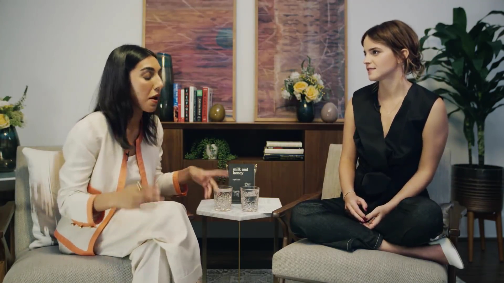 EmmaWatsonFan-dot-NL_2018OurSharedShelfWithRupiKaur1742.jpg EmmaWatsonFan-dot-NL_2018OurSharedShelfWithRupiKaur1742.jpg