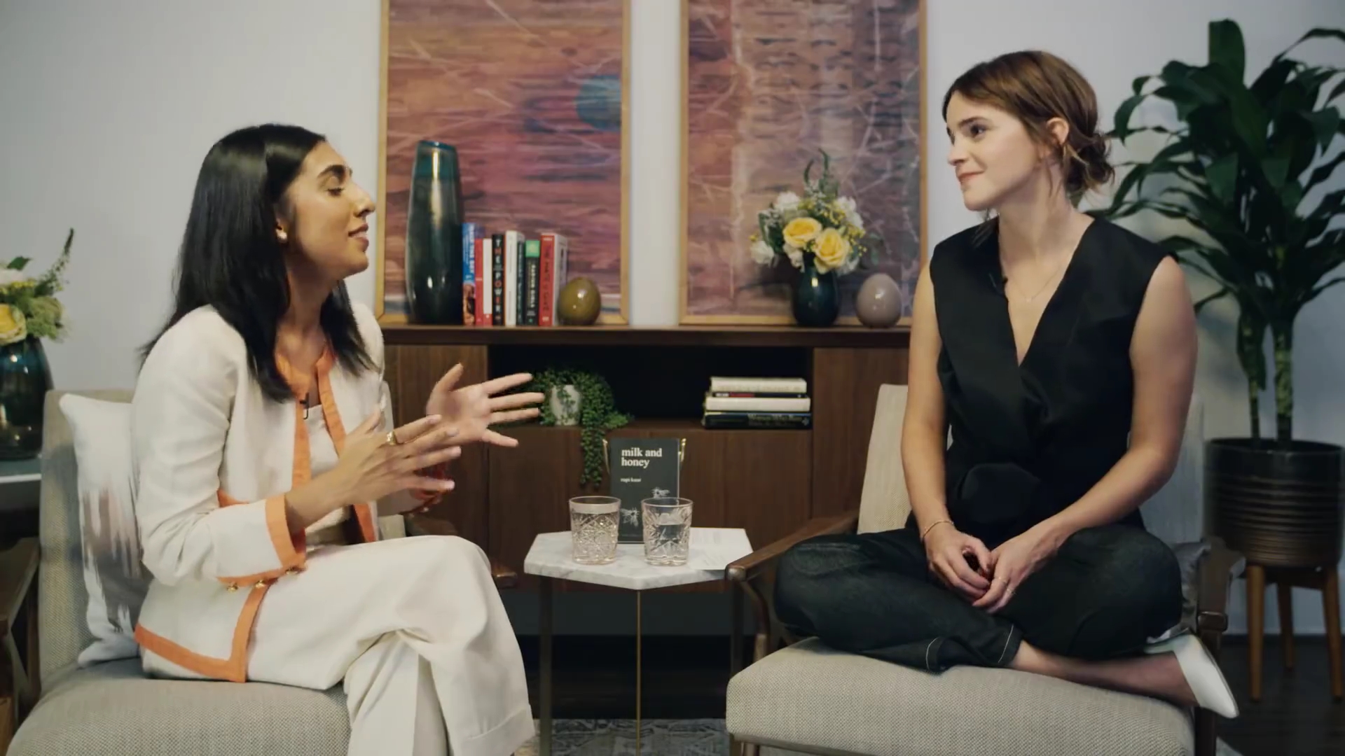 EmmaWatsonFan-dot-NL_2018OurSharedShelfWithRupiKaur1776.jpg EmmaWatsonFan-dot-NL_2018OurSharedShelfWithRupiKaur1776.jpg