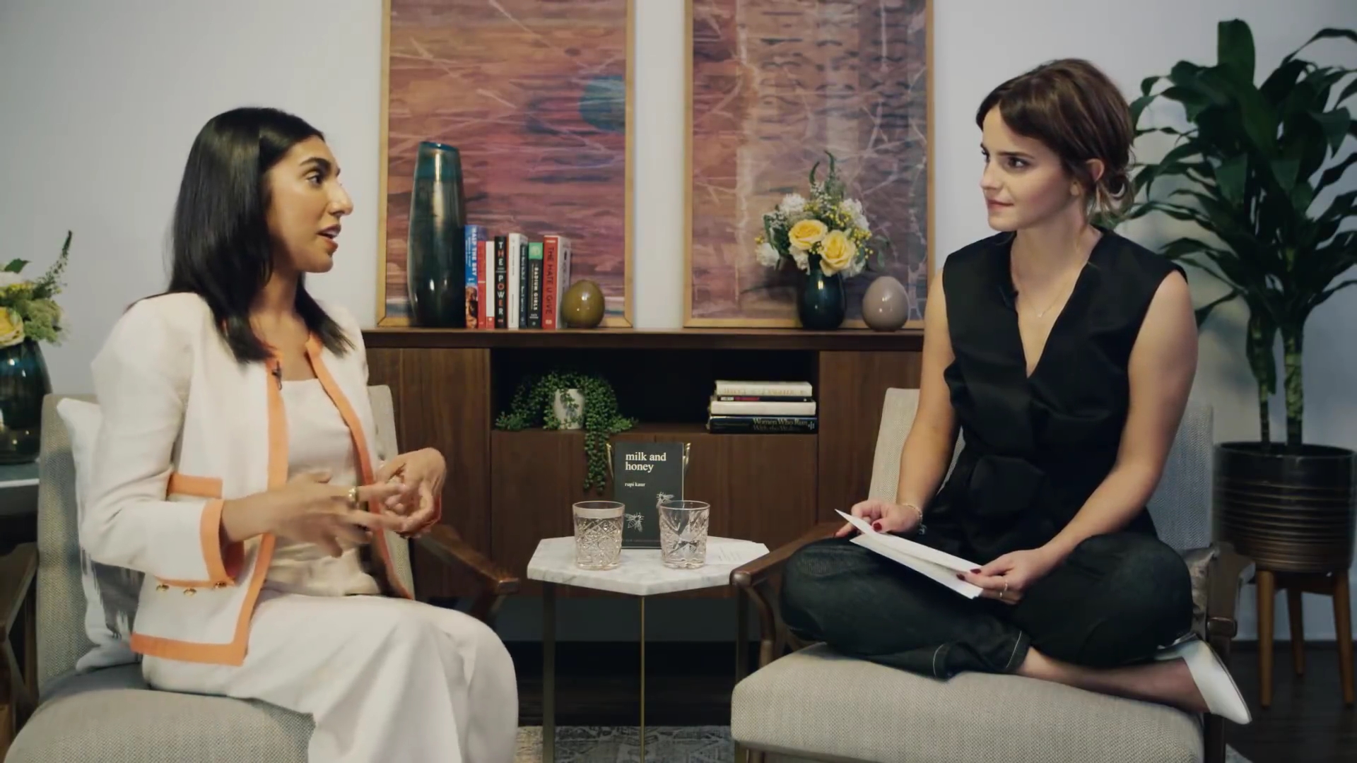 EmmaWatsonFan-dot-NL_2018OurSharedShelfWithRupiKaur1993.jpg EmmaWatsonFan-dot-NL_2018OurSharedShelfWithRupiKaur1993.jpg