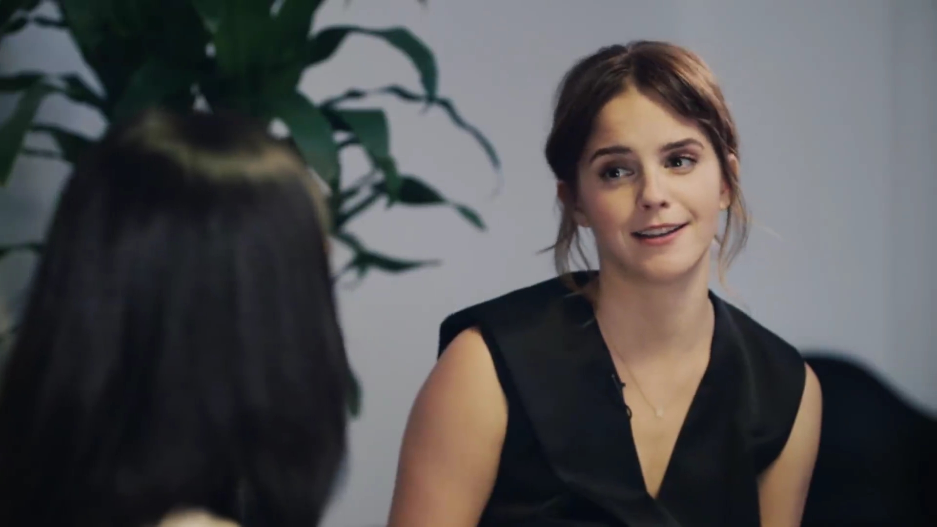 EmmaWatsonFan-dot-NL_2018OurSharedShelfWithRupiKaur2021.jpg EmmaWatsonFan-dot-NL_2018OurSharedShelfWithRupiKaur2021.jpg