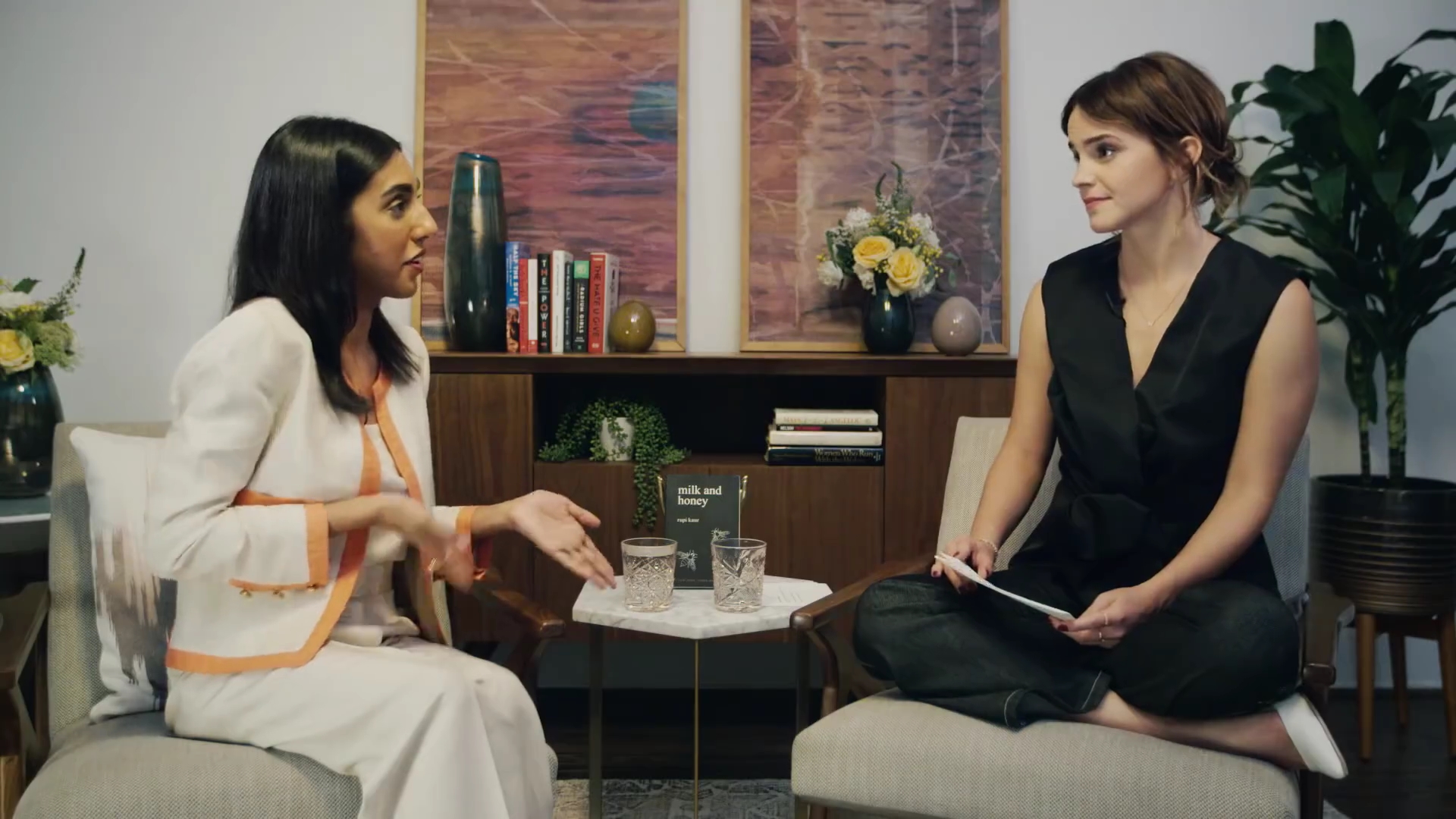 EmmaWatsonFan-dot-NL_2018OurSharedShelfWithRupiKaur2393.jpg EmmaWatsonFan-dot-NL_2018OurSharedShelfWithRupiKaur2393.jpg