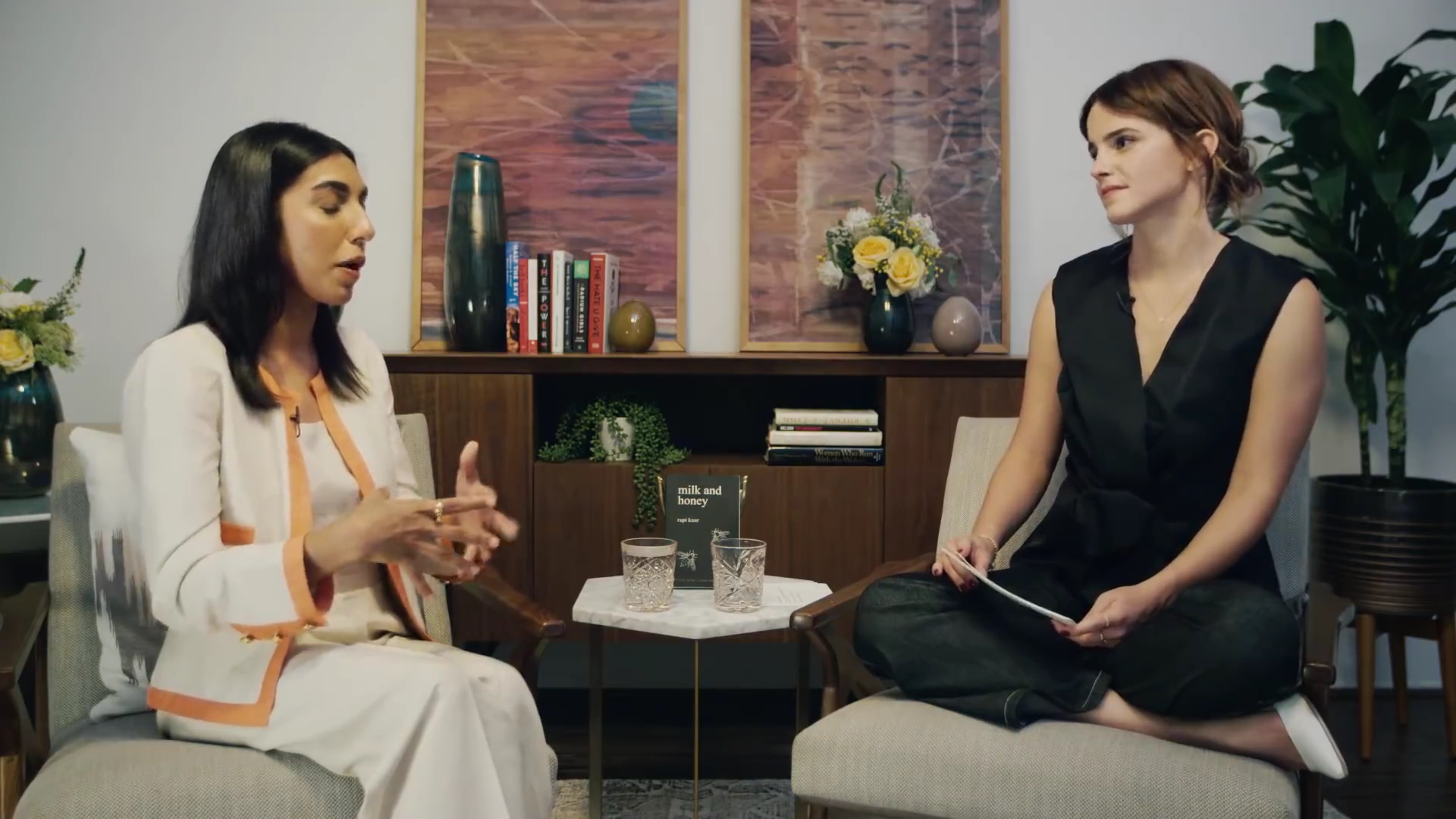 EmmaWatsonFan-dot-NL_2018OurSharedShelfWithRupiKaur2404.jpg EmmaWatsonFan-dot-NL_2018OurSharedShelfWithRupiKaur2404.jpg