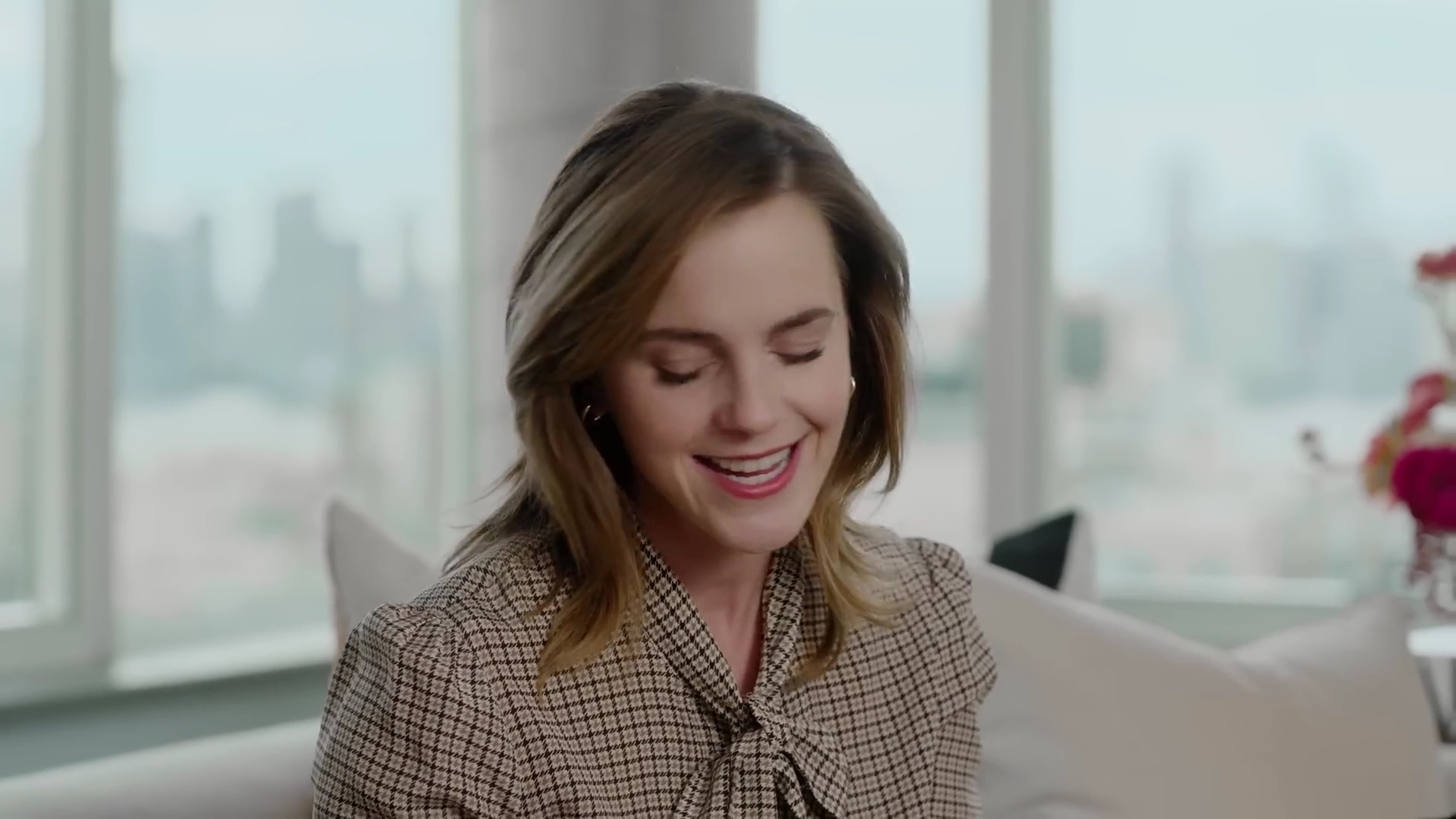EmmaWatsonFan-dot-nl-2023Vouge-InsideEmmasPradaBackpack0281.jpg