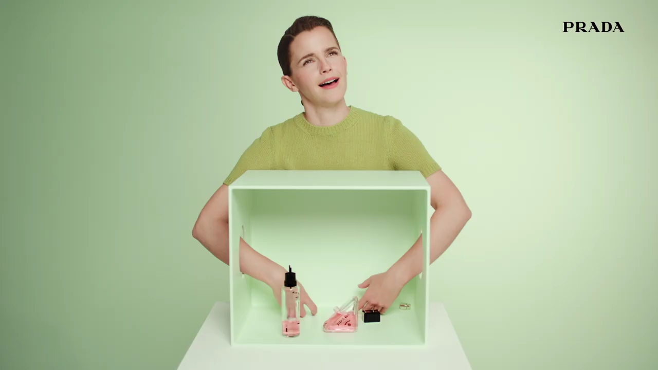 EmmaWatsonFan-dot-nl_PRADAPARADOXE-RefillyourfragrancewithEmmaWatson0102.jpg