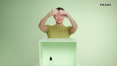 EmmaWatsonFan-dot-nl_PRADAPARADOXE-RefillyourfragrancewithEmmaWatson0122.jpg