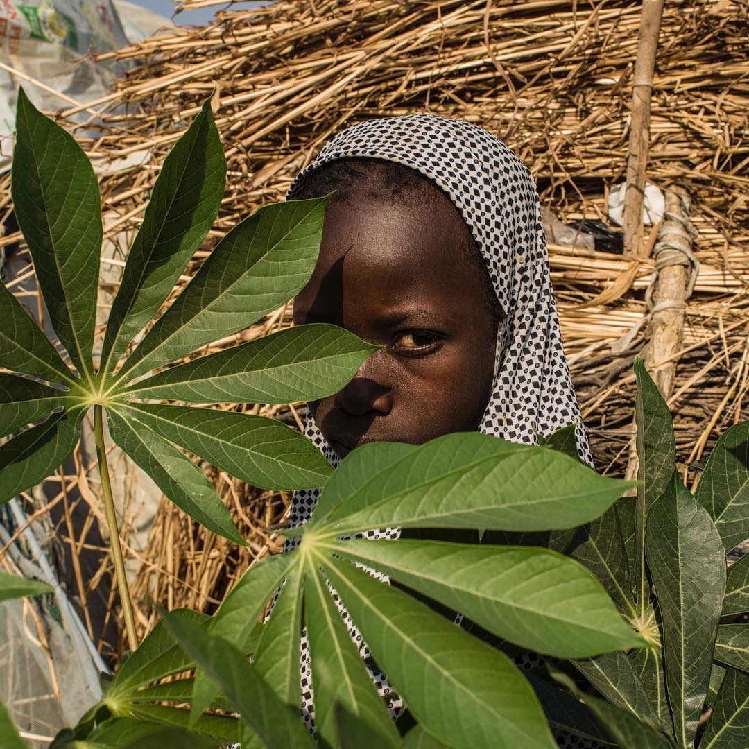 08 maart 2018: Photo and words by @newshatavakolian (Newsha Tavakolian) | In 2017, I met Fatima at the Muna camp in northeastern Nigeria. She was this fragile girl, who did not even have the chance to talk, as her brother was quick to jump in and answer my questions. I could see a certain heaviness in her eyes. Displaced by the Boko Haram, 9-year-old Fatima and her family had been living in makeshift huts in Maiduguri for 18 months. They struggled for their most basic needs, crawling into windowless huts to sleep at night. It was so hot outside that I could not breathe well as I walked through the camp area. Men, women, and children sat outside with blank gazes in their eyes, staring into the horizon, waiting for a miracle.

#PressforProgress #InternationalWomensDay #IWD2018 #WomensHistoryMonth #NatGeoWomen 
