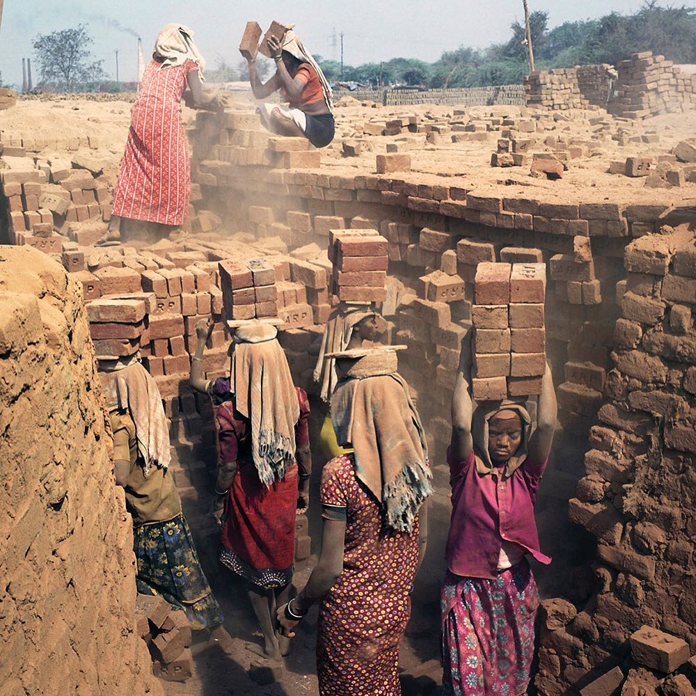 08 maart 2018: Photo and words by @renaeffendiphoto (Rena Effendi) | Where Mahatma Gandhi once walked his famous Salt March to protest the British rule and fight for equality, tribal women in Gujarat, India, are still weighed down by poverty. At a brick kiln they earn less than $3 a day. The brick industry is the second largest industry in India. Nearly 50% of the workforce is female, and their wages are just half of what the male workers earn. Carrying heavy loads of bricks while coated in dust, these seasonal women workers have very poor access to healthcare and are paid even less than others because of their tribal origin. In this day and age, inequality of pay still persists between women and men, as well as various ethnicities at all levels of society around the world. 
#PressforProgress #InternationalWomensDay #IWD2018 #WomensHistoryMonth #NatGeoWomen 
