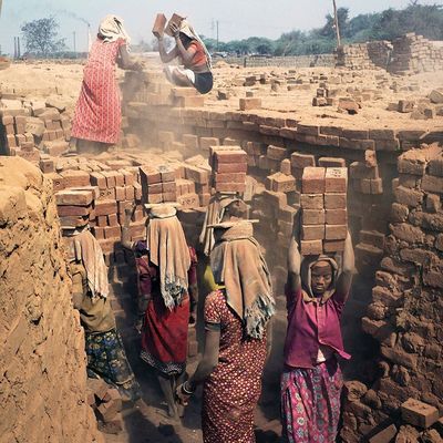 08 maart 2018: Photo and words by @renaeffendiphoto (Rena Effendi) | Where Mahatma Gandhi once walked his famous Salt March to protest the British rule and fight for equality, tribal women in Gujarat, India, are still weighed down by poverty. At a brick kiln they earn less than $3 a day. The brick industry is the second largest industry in India. Nearly 50% of the workforce is female, and their wages are just half of what the male workers earn. Carrying heavy loads of bricks while coated in dust, these seasonal women workers have very poor access to healthcare and are paid even less than others because of their tribal origin. In this day and age, inequality of pay still persists between women and men, as well as various ethnicities at all levels of society around the world. 
#PressforProgress #InternationalWomensDay #IWD2018 #WomensHistoryMonth #NatGeoWomen 
