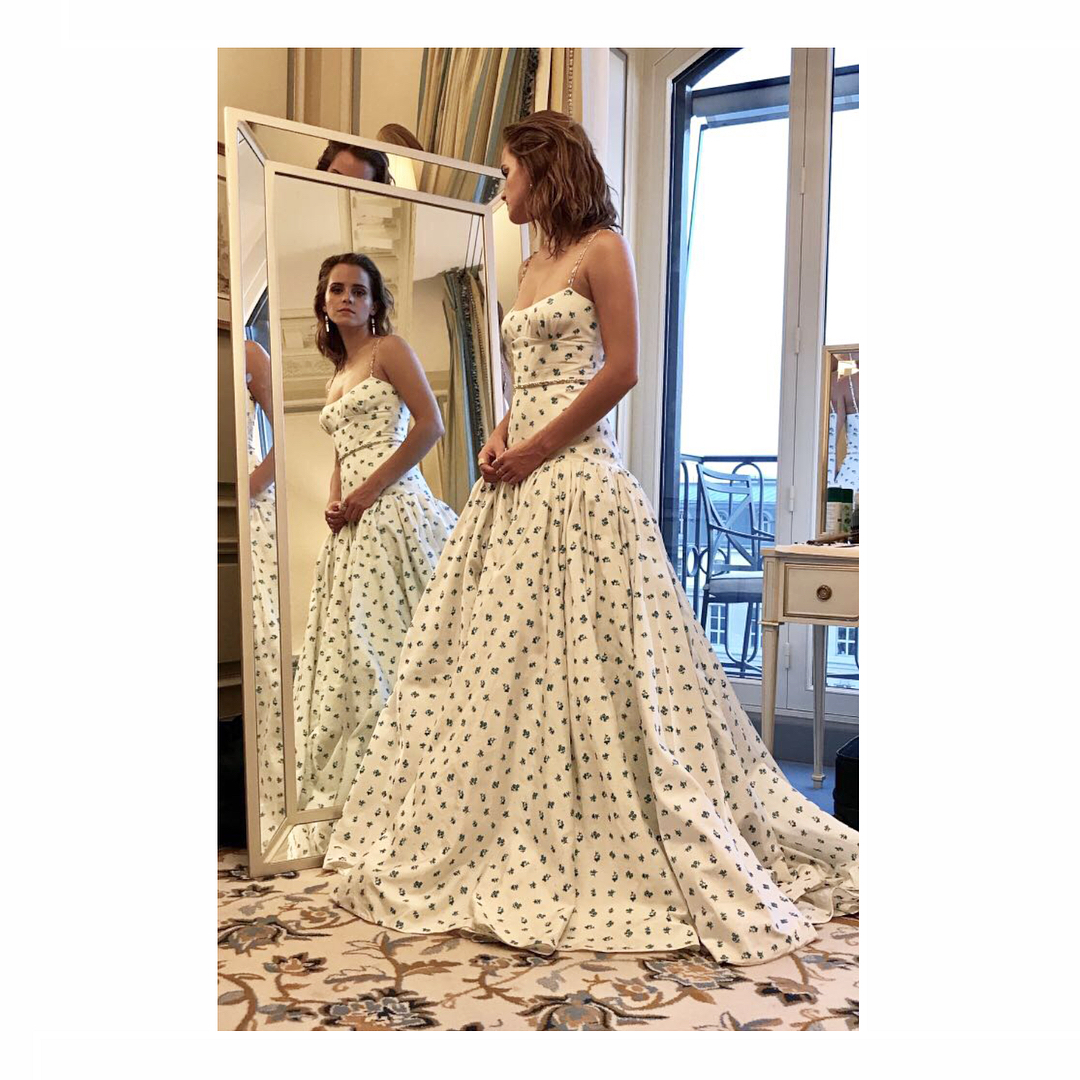 22 juni 2017: Wonderful day in beautiful Paris hiding books for @oursharedshelf and @bookfairiesworldwide and attending the French premiere of @wearethecircle 🇫🇷 📚 ⭕ 
White satin gown by @miumiu, tailored and hand-embroidered in Italy. The fabric is from the long established Italian mill Tessitura Attilio Imperiali, and the dyeing, printing and finishing processes were all carried out by trusted local suppliers. 
Shoes made in Italy by @santoniofficial, whose HQ is powered by 4,000 solar panels. Santoni also runs a school where young people can learn the craft of shoemaking. 
Earrings and rings made in California by @azlee_. Seeing the effects of humans on the oceans, each season the designer supports a different ocean-related cause, donating a portion of the profits from her jewellery collection. 
All fashion info verified by @ecoage 
Skin is the organic concealer/foundation 'Un' Cover-Up in colour 22 by @rmsbeauty with the @janeiredale Active Light Concealer used under the eyes. Bronzer is @vitaliberata Trystal Self Tanning Bronzing Minerals. 
Eyes include the @antonymcosmetics Certified Natural Eyeliner Pencil in Brown and brows are Jane Iredale Pure Brow Gel. Lips are lined with Jane Iredale Lip Pencil in Spice before @herbivorebotanicals Coco Rose Lip Tint in Coral, which is suitable for vegans, was used to tint the lips and cheeks. 
All brands are cruelty-free. Formulated using both natural, mineral and organic ingredients. 
All beauty info verified by @contentbeauty
