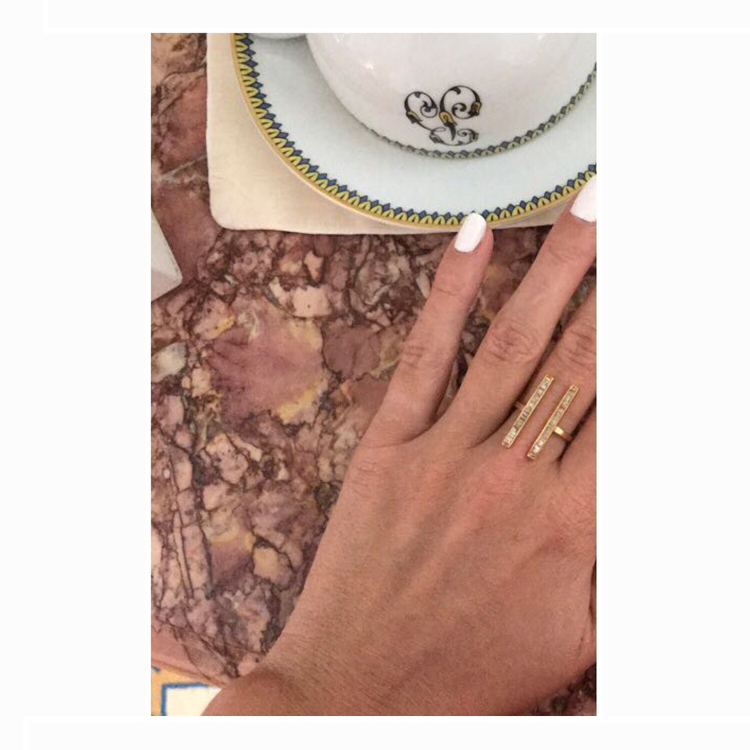 24 juni 2017: Thank you for having me Paris and @wearethecircle! 🇫🇷⭕ Dress by @rosie_assoulin, made in New York. The brand is working to get its Made in NY certificate, as the majority of its collections are produced locally. Rosie Assoulin works with artisans throughout the five boroughs of New York City, supporting the local economy. 
@anndraneen bag handcrafted by artisans in their Mexico City workshop. 
Shoes @creaturesofcomfort, crafted in a small factory just outside of Florence. 
Fairmined gold earrings by @anakhouri. Ana is a member of the Fair Trade Alliance for Responsible Mining. 
Rings by @maiyet. The brand embraces the next generation of master artisans and sources some of the rarest skills and traditions from countries such as India, Indonesia, Thailand, Italy, Peru, Bolivia, Zambia, Ghana and Mongolia.
@shiffonco jewellery made in New York City. Half the profit from Shiffon's pinky ring collection and 10% of profits from all other Shiffon products directly fund seed grants for female entrepreneurs and companies that promote the well-being of women. Through partnering with One Young World, Shiffon has been able to reach a growing group of young innovators across the globe.
All fashion info verified by @ecoage 
For skin, the organic concealer/foundation 'Un' Cover-Up in colour 22 by @rmsbeauty was used along with the @janeiredale Active Light Concealer under the eyes. Silicone-free Bronzer is @vitaliberata Trystal Self Tanning Bronzing Minerals. 
For eyes the Ecocert-certified @antonymcosmetics Natural Eyeliner Pencil in Brown and Organic Nosiette Eyeshadow were used. For brows, Jane Iredale Pure Brow Gel was used and @herbivorebotanicals Coco Rose Tint in Coral, which is suitable for vegans, was used to tint the cheeks.

All brands are cruelty-free and formulated using both natural, mineral and organic ingredients.

All beauty info verified by @contentbeauty
