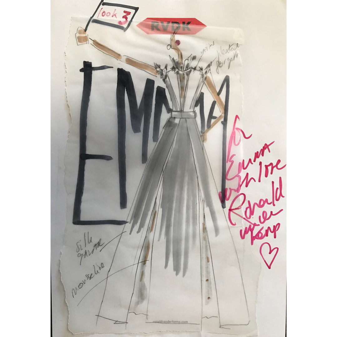 17 janauri 2018: An amazing night at The Golden Globes with @jusmarai. Sustainable dress by @ronaldvanderkemp made from discarded fabrics and adorned with an @era50_50 pin (an organization out of the UK campaigning for equal representation for women on stage and on screen)
Shoes @creaturesofcomfort, crafted in a small factory outside of Florence.
Earring also by RVDK from upcycled materials and jewelry by @lilianvontrapp handcrafted from recycled gold and vintage diamonds. LVT also uses recycled materials for packaging and gives a percentage of each purchase to PACT. Skin prepped with @MUNskincare Aknari Brightening Serum, @Evolueskincare Day and Night Cream Normal + Sensitive Skin, and @TataHarperskincare Illuminating Eye Cream. My staple @rmsbeauty 'Un' Cover-Up as concealer & foundation. For Eyes & Brows, @alimapure Natural Definition Brow Pencil in Medium + @100percentpure Green Tea Fiber Brow Builder in Medium, @janeiredale Liquid Liner in Black and @kjaerweis Mascara. Lips - @100percentpure Lip Carmel in Scotch Kiss. Makeup sealed with @mvskincare Rose Hydrating Mist. All brands are cruelty-free and use natural and organic ingredients.
Haircut and new fringe by Jenny Harling
