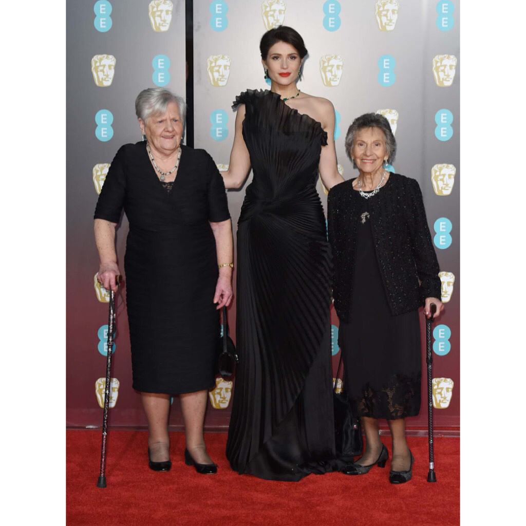 19 februari:There is no question that #TIMESUP should be and will be a global movement. A movement that is defined and led by those affected by the problem, not by those in power. 
Tessa Thompson with Marai Larasi from Imkaan. Gemma Arterton with Eileen Pullen and Gwen Davis, two of the women who staged a three week walk-out from Ford’s Dagenham plant in 1968. Andrea Riseborough with Phyll Opoku-Gyimah from UK Black Pride. Naomie Harris with journalist Afua Hirsch. Gemma Chan with activist Laura Bates.🖤
