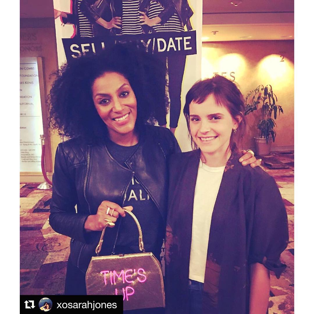 24 april: Thank you, thank you @xosarahjones If you get the chance to see this play...GO!!! Performance (seriously how!?) and content both 👏🏼👏🏼👏🏼👏🏼 ・・・
#feministfriday #fbf to sharing #sellbuydate w/ @emmawatson (& telling her as much as I’m a fan of her work as #hermoinegranger & #belle, what impresses me most is her knowledge of #bell ... hooks that is, & amplifying #feminism & #womensempowerment globally in ways her fans might not find otherwise...) #bellhooks #feminismisforeverybody #girlsjustwannahavefundamentalhumanrights #emmawatson #sarahjones #feminist #womensrights #womenintheater #womensrightsarehumanrights #timesup 👛 by @michelepred #powerofthepurse 💍 💍💍by @rebeccanadlerdesigns #brassjewelry
