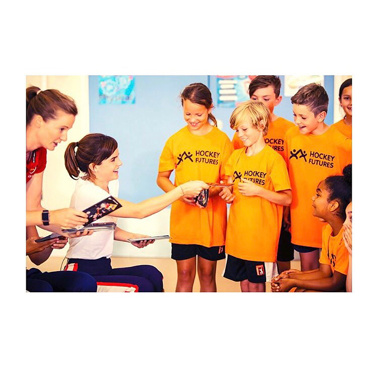 21 juli: 🥅🏑🏃🏽‍♀️Hockey was a big part of my life growing up, and I am proud to have joined @helenrichardson8 and @emilydefroand 💫 at Thorpe Hall Primary School in Walthamstow for the launch @HockeyFuturesUK 🌟, a charity aiming to get children into hockey.
