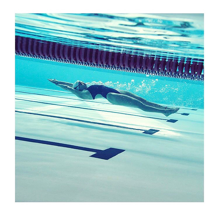 25 juli: 🏊🏽‍♀️💦🏅 I recently met Olympic swimmer, Yusra Mardini, from Syria who represented the first-ever Refugee Olympic Team in the Rio 2016 Olympics. 🦋✊🏽🏆
•••
Yusra has an incredible story: she fled the war in Syria with her sister, and was part of a group trying to reach Greece by boat. When the motor failed, Yusra, her sister and two others swam in open water for more than three hours to stop their dinghy from capsizing, saving the lives of 20 people. She is now the youngest ever UNHCR @refugees Goodwill Ambassador, and you can all read her incredible story in her autobiography, 🦋 Butterfly 🦋.
•••
It was so inspiring to meet you @mardiniysra and I wish you all the best training for 2020! #withrefugees #sheplayswewin #ThisGirlCan
