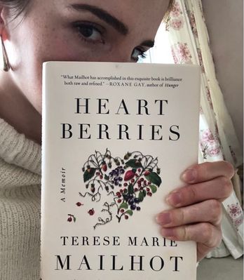 14 maart: “Nothing is too ugly for this world, I think it’s just that people pretend not to see.” @oursharedshelf’s March/April pick is Heart Berries, the touching debut memoir by Terese Marie Mailhot; an unapologetically honest and immensely inspiring book. Read my OSS letter here: http://bit.ly/2GozZ8p #oursharedshelf
