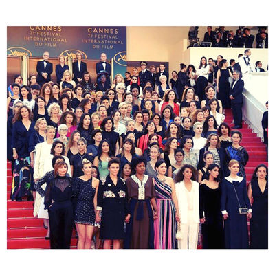 13 mei: Yesterday, 82 women gathered on the steps of the @festivaldecannes to symbolize the number of women who have been featured in the festival’s competition over its 71-year history. I am proud to be part of this action with @5050x2020 #TIMESUP ••• Repost: @timesupnow 
____
Women are not a minority in the world, yet the current state of our industry says otherwise,” Blanchett said, reading from a statement written by her and legendary director Agnes Varda, who delivered the speech in French. “As women, we all face our own unique challenges, but we stand together on these steps today as a symbol of our determination and our commitment to progress. We are writers, we are producers, we are directors, actresses, cinematographers, talent agents, editors, distributors, sales agents, and all of us are involved in the cinematic arts. And we stand today in solidarity with women of all industries.
_
We expect our institutions to actively provide parity and transparency in their executive bodies and provide safe environments in which to work,” Blanchett continued. “We expect our governments to make sure that the laws of equal pay for equal work are upheld. We demand that our workplaces are diverse and equitable so that they can best reflect the world in which we actually live. A world that allows all of us in front and behind the camera, all of us, to thrive shoulder to shoulder with our male colleagues.
_
The stairs of our industry must be accessible to all. Let’s climb.
