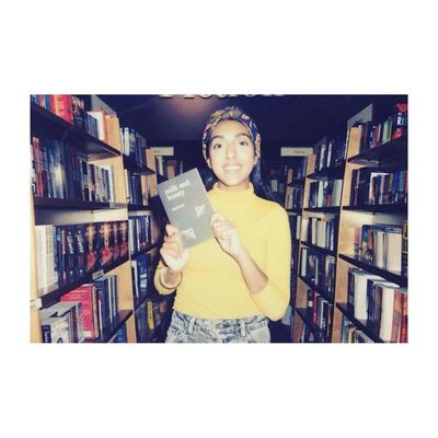 17 juli: ☀💦✍🏼 I am excited to announce that July/August's pick for @oursharedshelf is our first poet, @rupikaur_ , and her book of poems Milk and Honey 🍯🥛. Rupi Kaur is an Indian-born, Canadian-raised poet and artist. She chooses not to use upper case letters or punctuation in her poems as an ode to her native language, Punjabi. She travels the world, including recently to her native country India, performing her poems and drawing crowds of hundreds. Both of her books, Milk and Honey and The Sun and Her Flowers, have made the New York Times bestseller list, which for a poet, is astonishing.
•••
Over my lifetime, I have fallen in and out of love with poetry. Performing poems was what got me into acting (I had a primary school teacher that made everyone learn one a week, and eventually I won a poetry recital competition!) In secondary school and at university, I loved deciphering the codes of poems in class discussion, but I honestly wondered if poetry would continue to feature in my life outside of an academic context.
•••
Enter poets like @holliepoetry, @SabrinaMahfouz and Rupi Kaur- I demolished whole books in single sittings. Unlike poems I have often spent weeks unraveling, Rupi’s poems are not designed to obscure meaning or entertain too much ambiguity - they hit you like punches to the stomach. They are immediate, visceral and not easily digested. I am loathe to say Rupi has made poetry “accessible” because while this is the truth (Rupi’s poems and illustrations fit well into those famously square shaped Instagram frames), there is nothing easy or accessible about what Rupi chooses to talk about. In fact, the topics she chooses, are audacious.
•••
Here is a 25-year-old girl saying the unsayable… to hundreds of thousands of people: that she has been raped, that at times she has been abused, that she bleeds. And sin of all sins… she actually likes the hair that grows on her body. Yes. She actually thinks it is beautiful. And that she is beautiful as God made her - what a transgression. That her body is her home and nobody else's.
•••
Full letter on: www.goodreads.com/oursharedshelf

