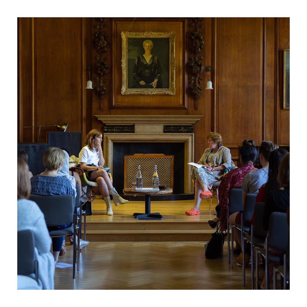 13 mei: Thank you to everyone who came today for your brilliant questions and to @lmhoxford @oursharedshelf members. ❤😄 Thanks to @zilver for the apple leather skirt. 🍏
