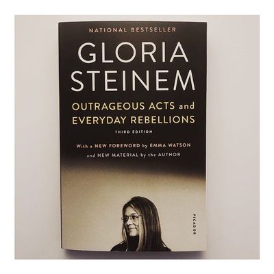 13 februari: #Repost @gloriasteinem “3rd edition out today with a new foreword by my dear @emmawatson. I had a lot of fun updating it, hope you’ll feel the same reading it!”
⠀⠀⠀⠀⠀⠀⠀⠀⠀
📚❤️ “Why do I love Gloria’s writing so much? She makes what otherwise can be arduous and depressing reading, into something not only relatable but enjoyable...She believes in personal testimony - the sharing and passing on of women’s stories...She uncovers things that are obscured by today’s conditioning and normalizing which when exposed, are absolutely fascinating...Her plain common sense - calling things out as they are - will make you laugh out loud...
⠀⠀⠀⠀⠀⠀⠀⠀⠀
Sometimes the world she envisions seems so far out and impossible to me or just wildly optimistic. But I have come to believe it is through radical feminism and the radical nature of Gloria’s message, that the job of equality will get done. I used to think the citadel didn’t have to topple. Now I believe it just might and should, and that we need to let old ways of being die for something new to be born. This book contains ideas for that new road, even though some were written almost forty years ago.
⠀⠀⠀⠀⠀⠀⠀⠀⠀
People have asked me what the feminist movement needs to succeed. A new word? More men involved? I would rephrase the question. What obstacles need to be removed for us to succeed? In order to win our full humanity, in life, we have to confront the biggest superpower in the world: the patriarchy...
⠀⠀⠀⠀⠀⠀⠀⠀⠀
I never liked the idea of being a rebel. I played Hermione Granger, for goodness sake, who once famously compared the notion of being expelled to death! I remember thinking my first detention was the end of the world. But of all the things to fight for, I’d say freedom and respect are pretty good ones! And if I can do it with, and in the wake of, women like Gloria, all the better. And actually, as Hermione and I learned, being disruptive was quite fun after all.
⠀⠀⠀⠀⠀⠀⠀⠀⠀
So, have your mind blown, laugh out loud, think in new ways, get angry, feel the feminist affinity...This was the first collection of feminist writing Gloria ever published...I hope they become as precious to you.” 🧡📖
