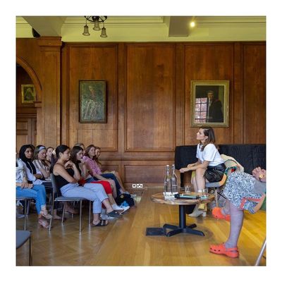 13 mei: Thank you to everyone who came today for your brilliant questions and to @lmhoxford @oursharedshelf members. ❤😄 Thanks to @zilver for the apple leather skirt. 🍏

