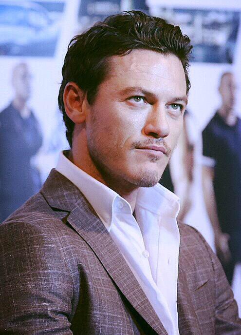 05 maart: Bonjour Gaston! ❤️ Welcome!  #BeautyAndTheBeast 
