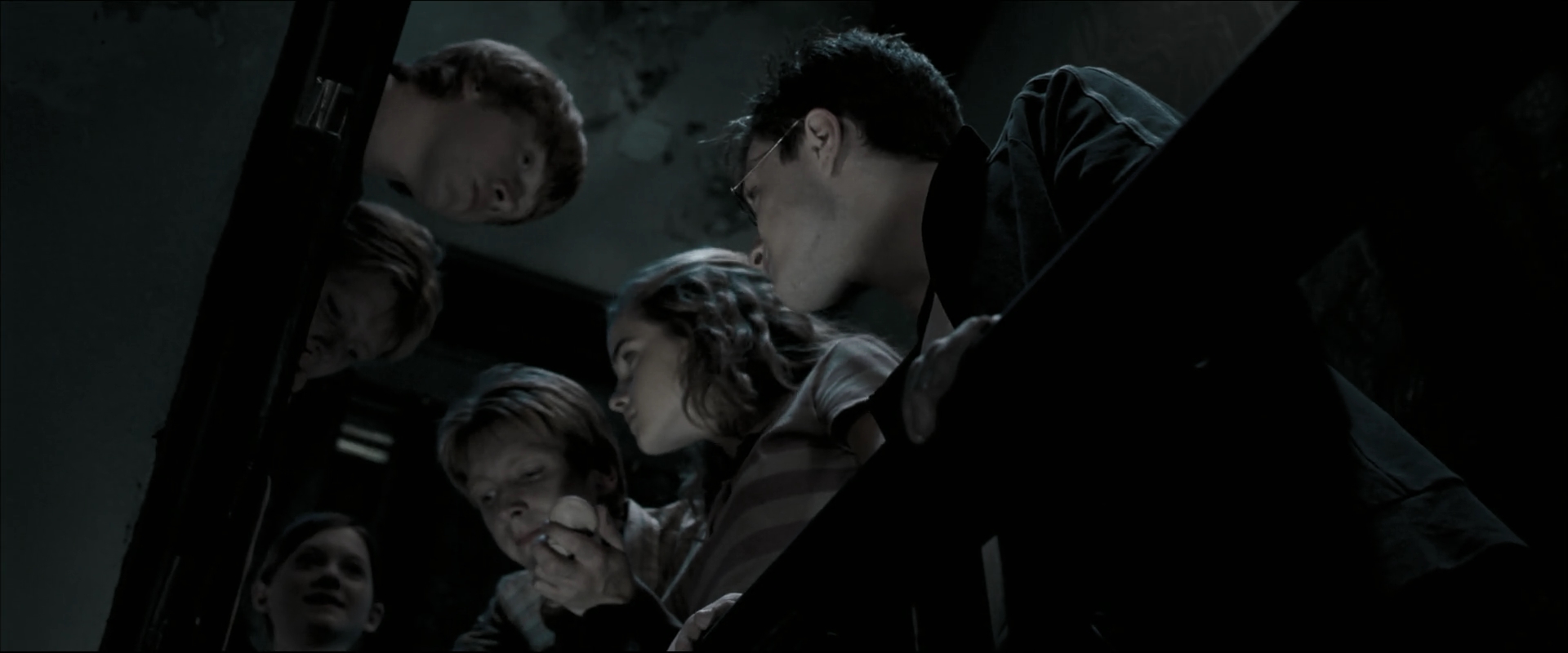 EmmaWatsonFan_dot_nl-HarryPotterAndTheOrderOfThePhoenix0837.jpg