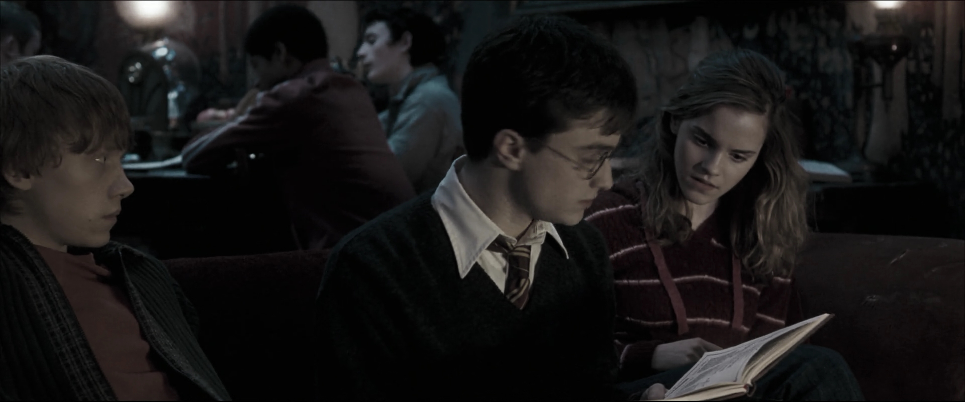 EmmaWatsonFan_dot_nl-HarryPotterAndTheOrderOfThePhoenix2385.jpg