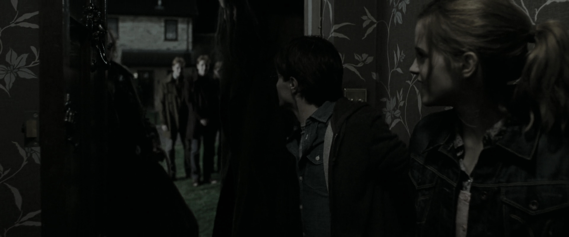 EmmaWatsonFan_dot_nl-HarryPotterAndTheDeathlyHallowsPart1-0663.jpg EmmaWatsonFan_dot_nl-HarryPotterAndTheDeathlyHallowsPart1-0663.jpg