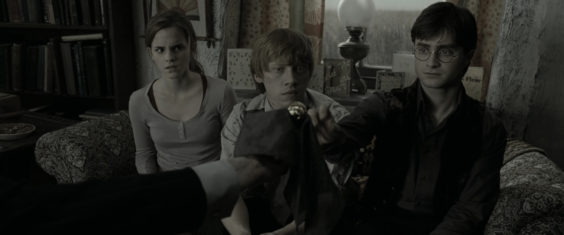 EmmaWatsonFan_dot_nl-HarryPotterAndTheDeathlyHallowsPart1-1766.jpg EmmaWatsonFan_dot_nl-HarryPotterAndTheDeathlyHallowsPart1-1766.jpg