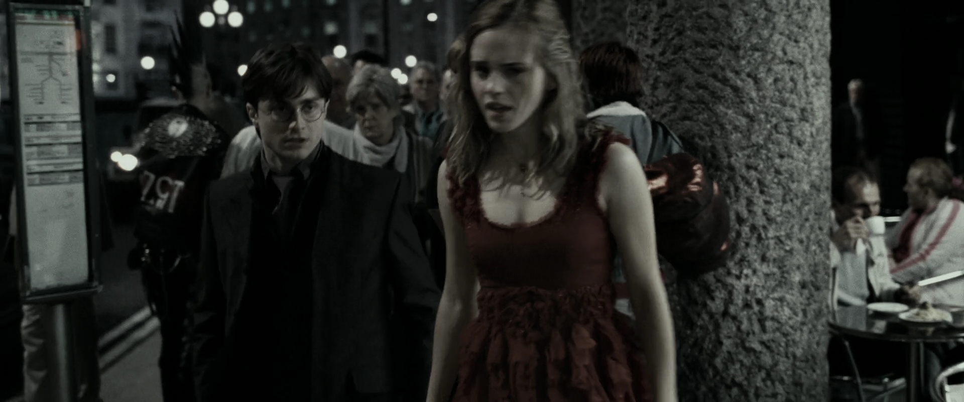 EmmaWatsonFan_dot_nl-HarryPotterAndTheDeathlyHallowsPart1-2119.jpg