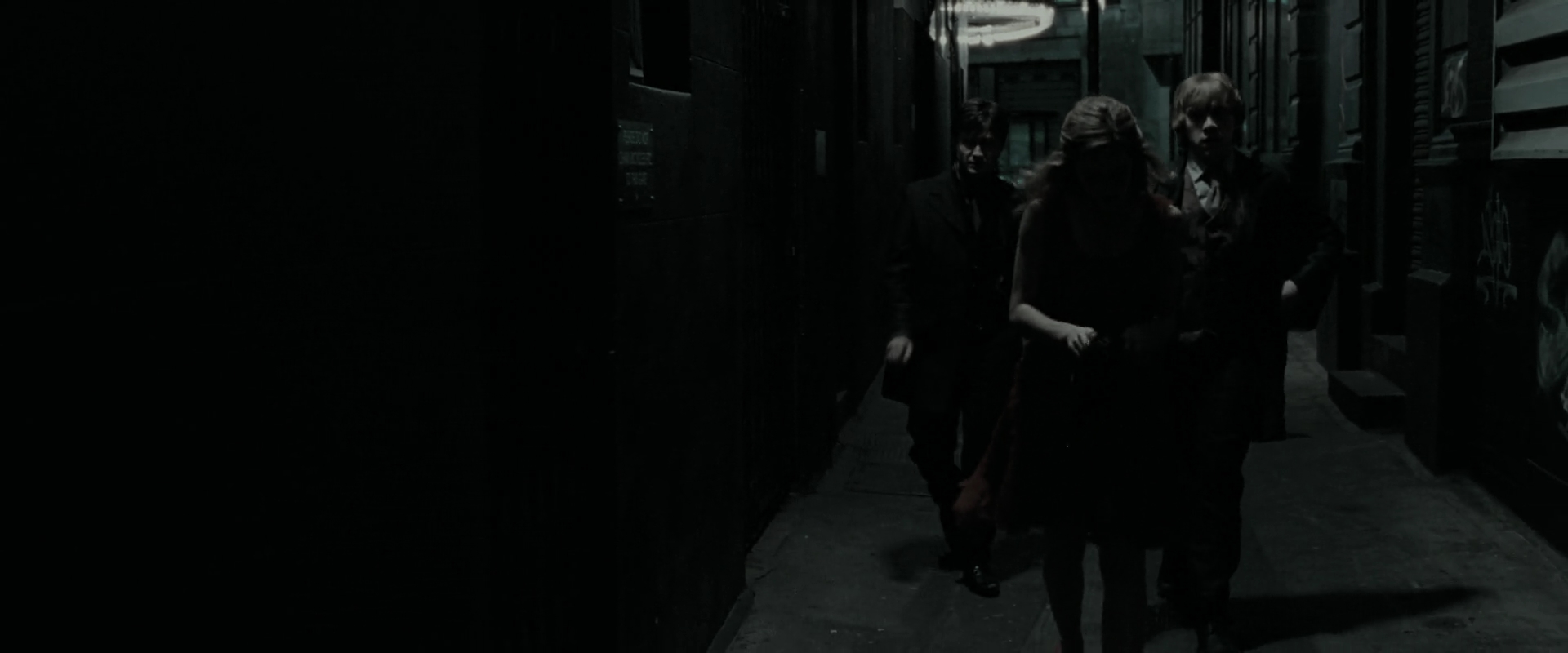 EmmaWatsonFan_dot_nl-HarryPotterAndTheDeathlyHallowsPart1-2128.jpg EmmaWatsonFan_dot_nl-HarryPotterAndTheDeathlyHallowsPart1-2128.jpg