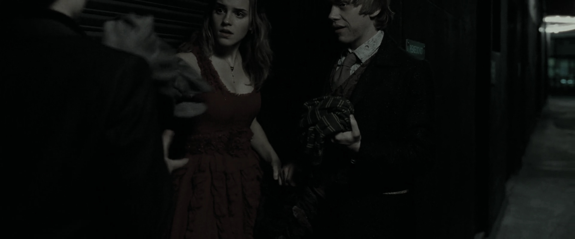 EmmaWatsonFan_dot_nl-HarryPotterAndTheDeathlyHallowsPart1-2139.jpg EmmaWatsonFan_dot_nl-HarryPotterAndTheDeathlyHallowsPart1-2139.jpg