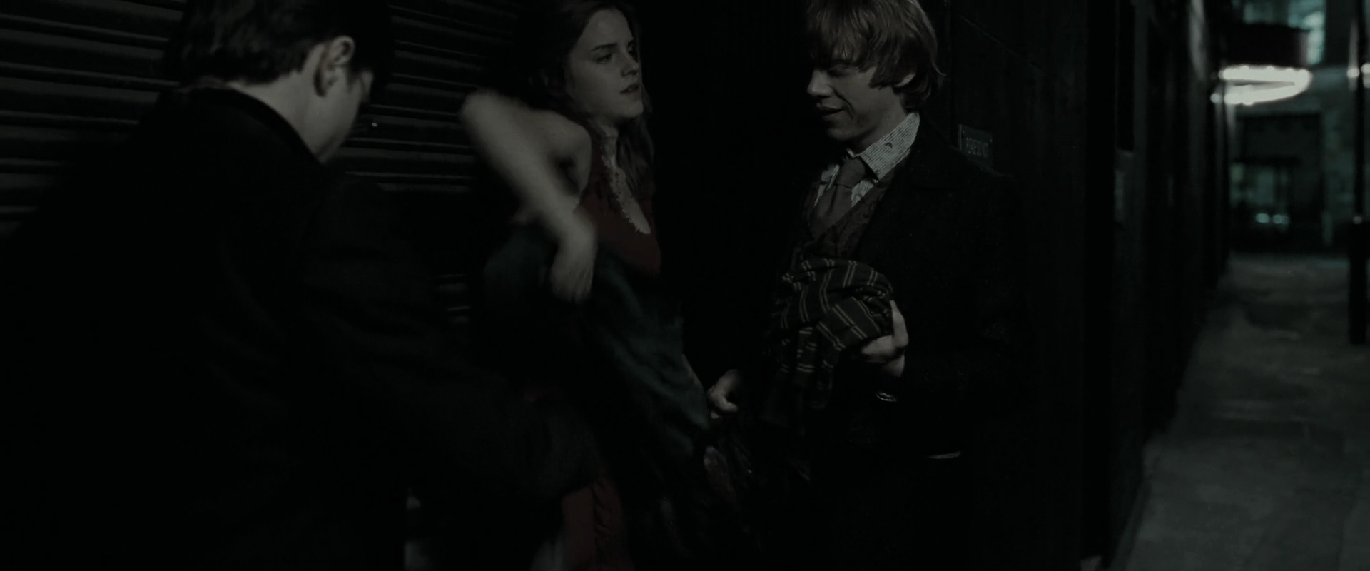 EmmaWatsonFan_dot_nl-HarryPotterAndTheDeathlyHallowsPart1-2142.jpg