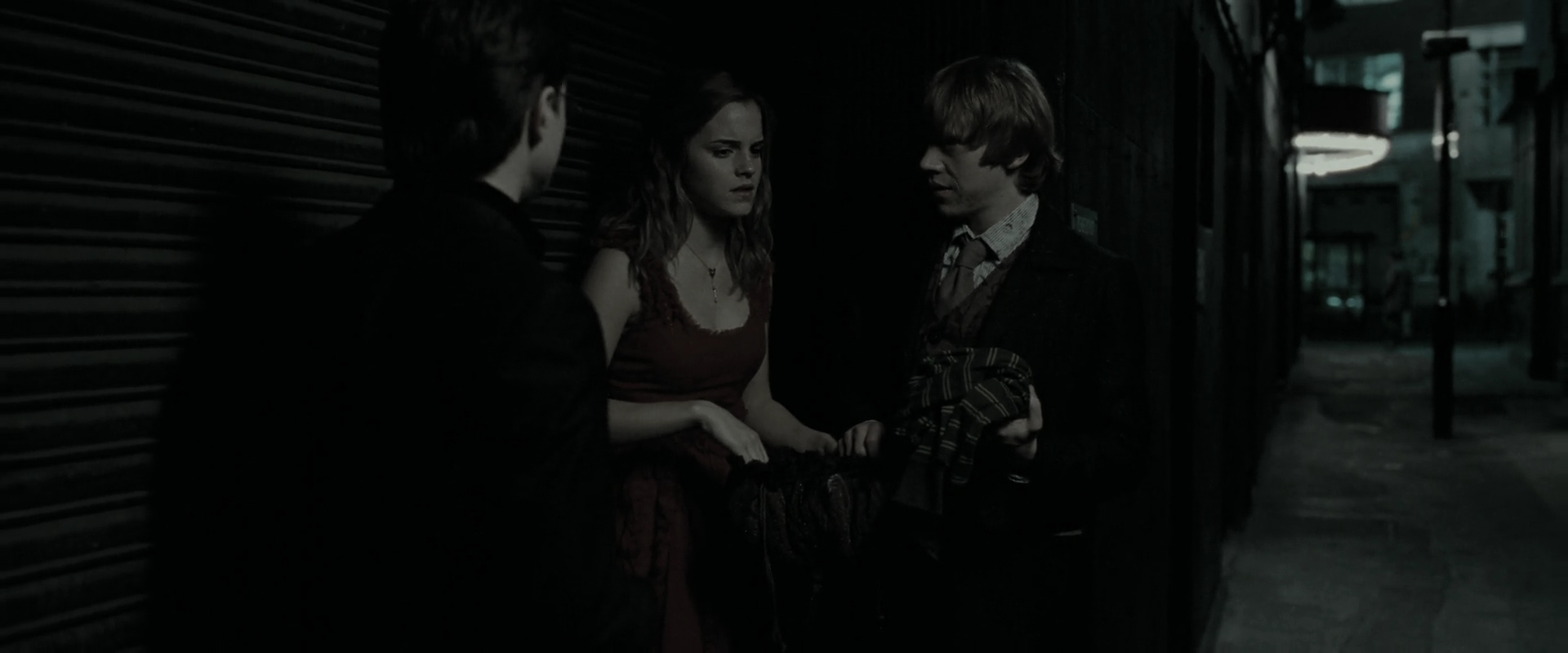 EmmaWatsonFan_dot_nl-HarryPotterAndTheDeathlyHallowsPart1-2148.jpg EmmaWatsonFan_dot_nl-HarryPotterAndTheDeathlyHallowsPart1-2148.jpg