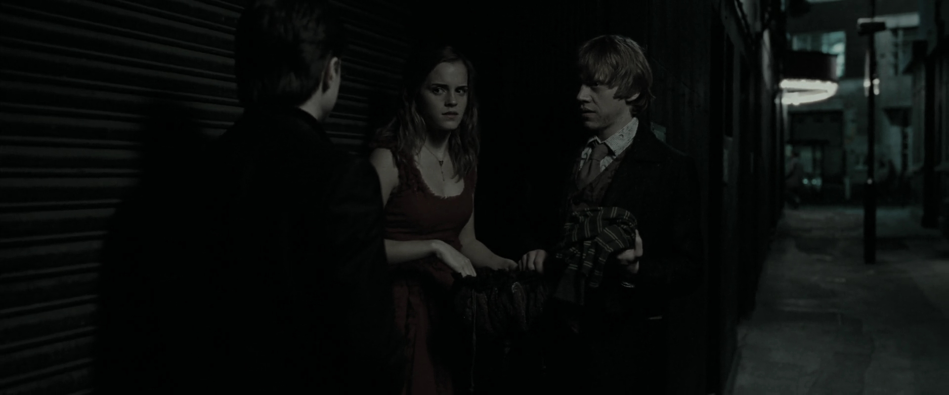 EmmaWatsonFan_dot_nl-HarryPotterAndTheDeathlyHallowsPart1-2149.jpg EmmaWatsonFan_dot_nl-HarryPotterAndTheDeathlyHallowsPart1-2149.jpg