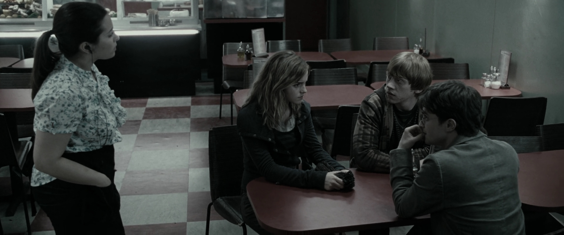 EmmaWatsonFan_dot_nl-HarryPotterAndTheDeathlyHallowsPart1-2173.jpg EmmaWatsonFan_dot_nl-HarryPotterAndTheDeathlyHallowsPart1-2173.jpg