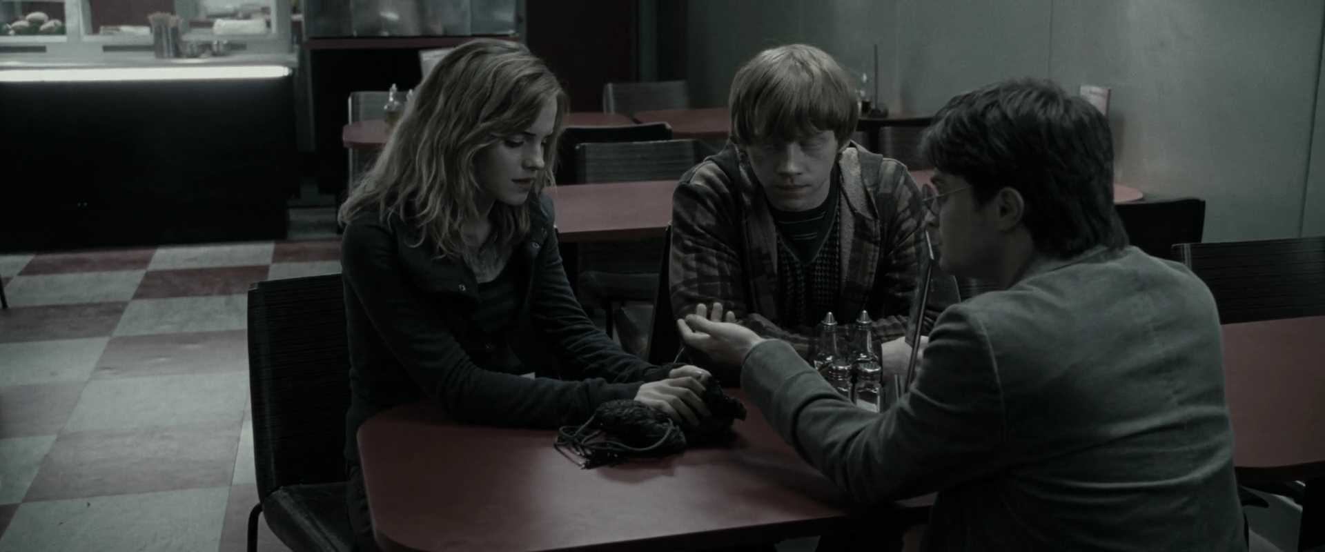 EmmaWatsonFan_dot_nl-HarryPotterAndTheDeathlyHallowsPart1-2194.jpg