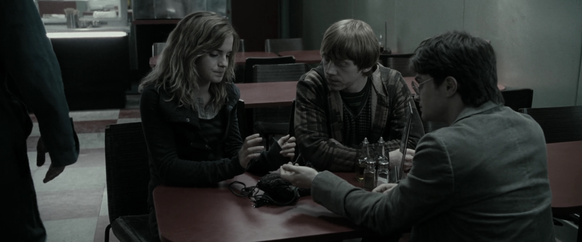 EmmaWatsonFan_dot_nl-HarryPotterAndTheDeathlyHallowsPart1-2195.jpg EmmaWatsonFan_dot_nl-HarryPotterAndTheDeathlyHallowsPart1-2195.jpg