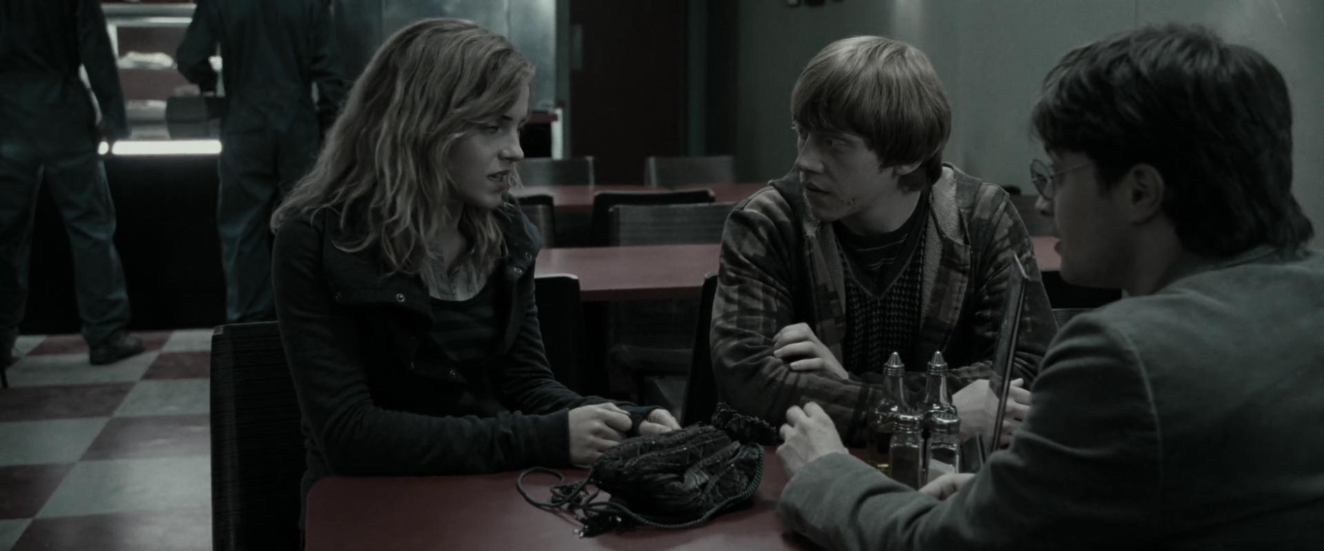 EmmaWatsonFan_dot_nl-HarryPotterAndTheDeathlyHallowsPart1-2201.jpg