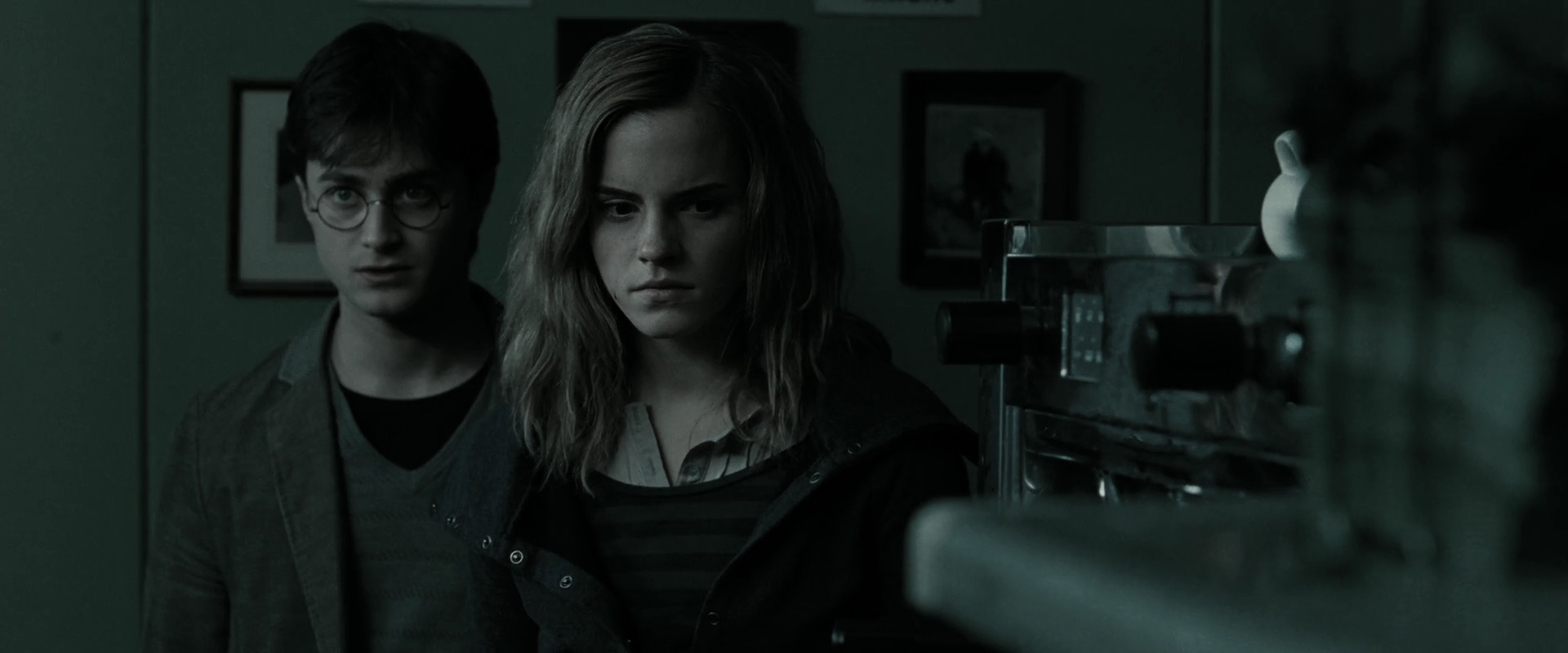 EmmaWatsonFan_dot_nl-HarryPotterAndTheDeathlyHallowsPart1-2279.jpg EmmaWatsonFan_dot_nl-HarryPotterAndTheDeathlyHallowsPart1-2279.jpg