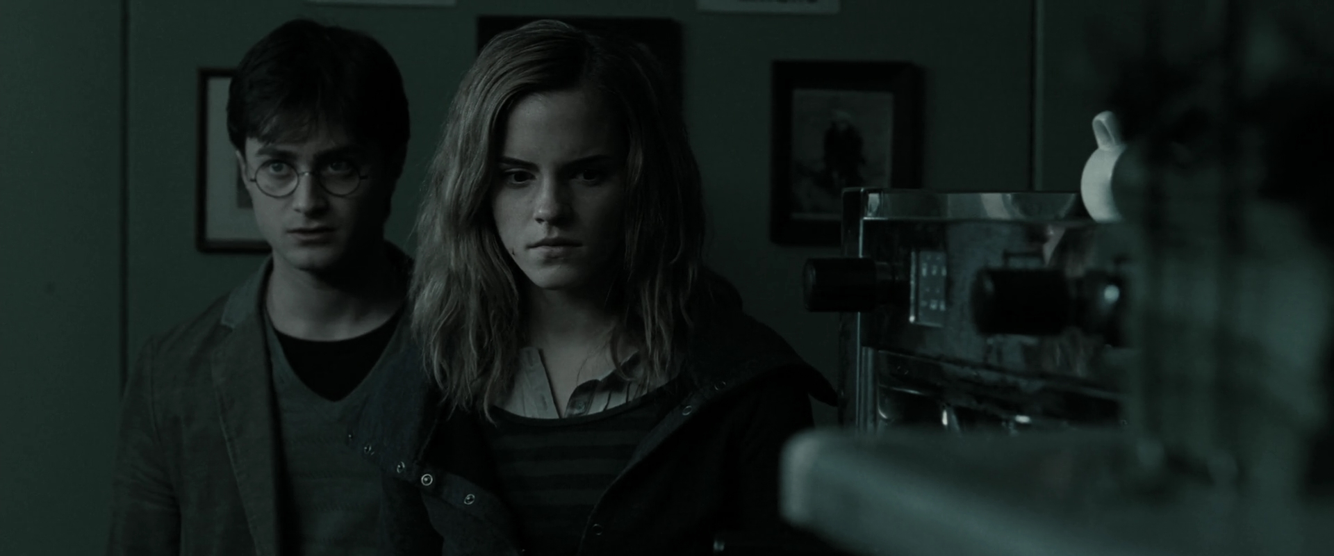 EmmaWatsonFan_dot_nl-HarryPotterAndTheDeathlyHallowsPart1-2280.jpg EmmaWatsonFan_dot_nl-HarryPotterAndTheDeathlyHallowsPart1-2280.jpg