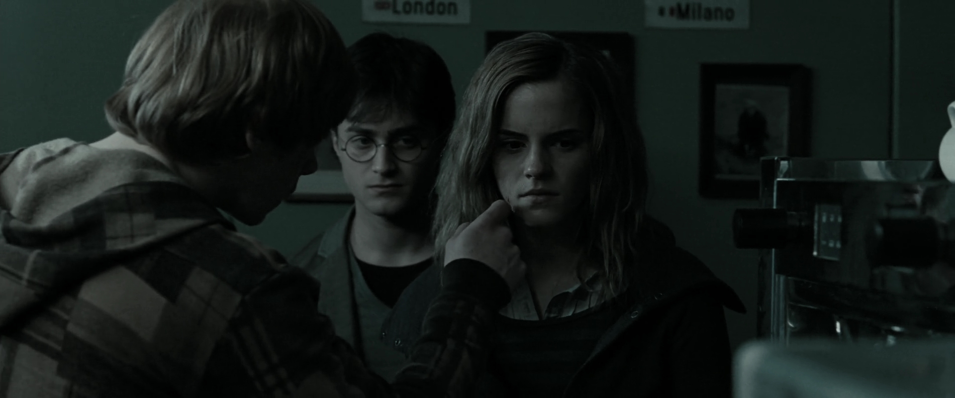 EmmaWatsonFan_dot_nl-HarryPotterAndTheDeathlyHallowsPart1-2284.jpg