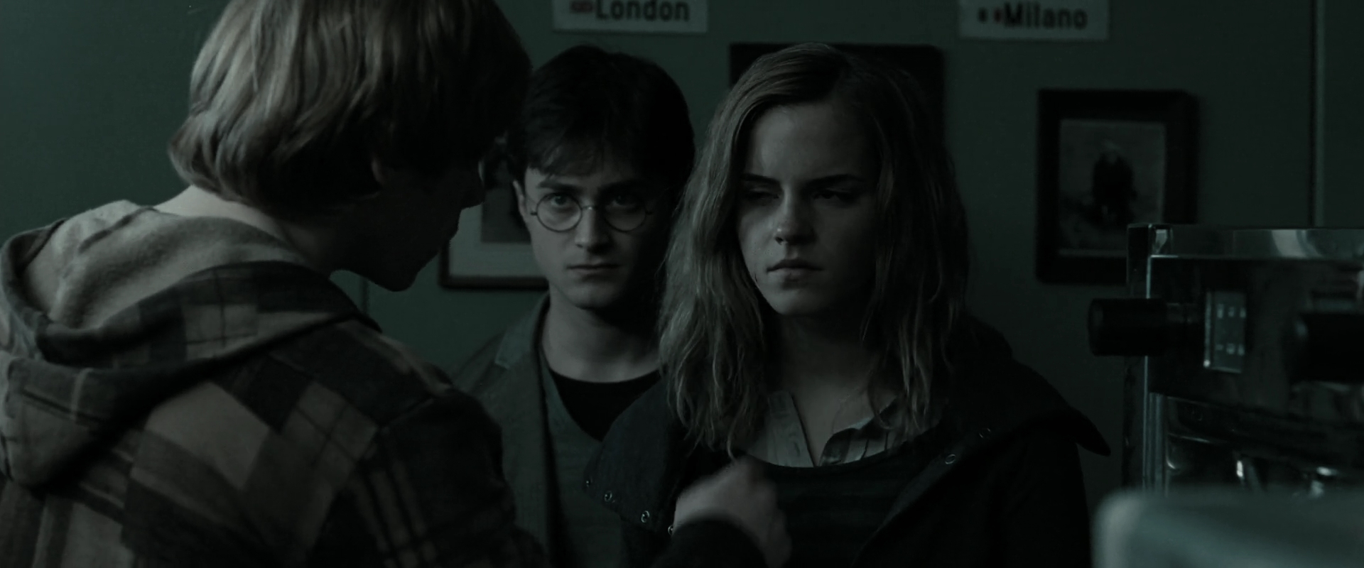 EmmaWatsonFan_dot_nl-HarryPotterAndTheDeathlyHallowsPart1-2285.jpg