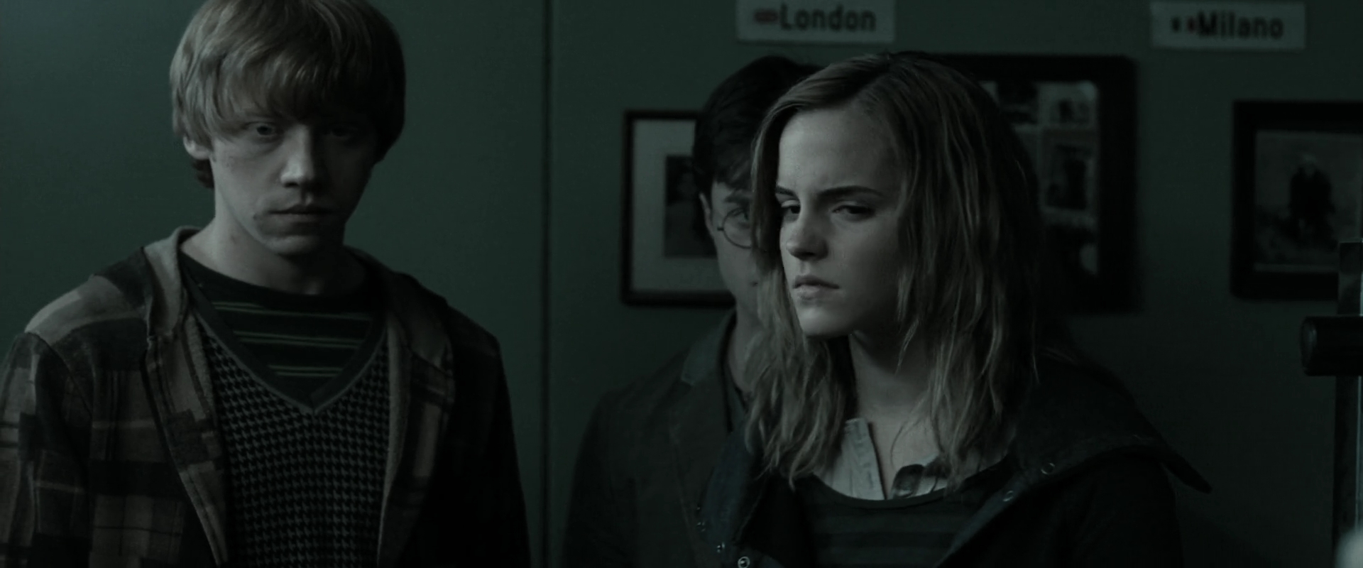 EmmaWatsonFan_dot_nl-HarryPotterAndTheDeathlyHallowsPart1-2289.jpg EmmaWatsonFan_dot_nl-HarryPotterAndTheDeathlyHallowsPart1-2289.jpg