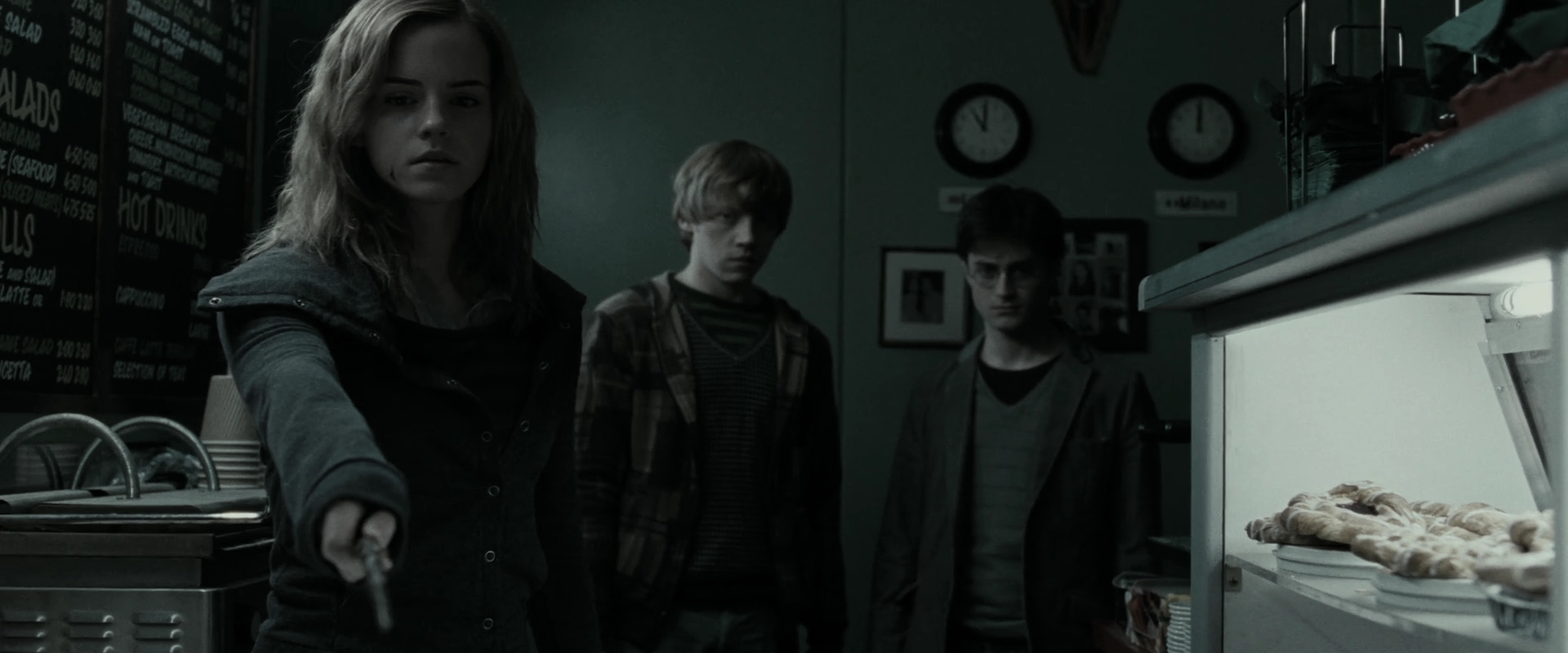 EmmaWatsonFan_dot_nl-HarryPotterAndTheDeathlyHallowsPart1-2304.jpg