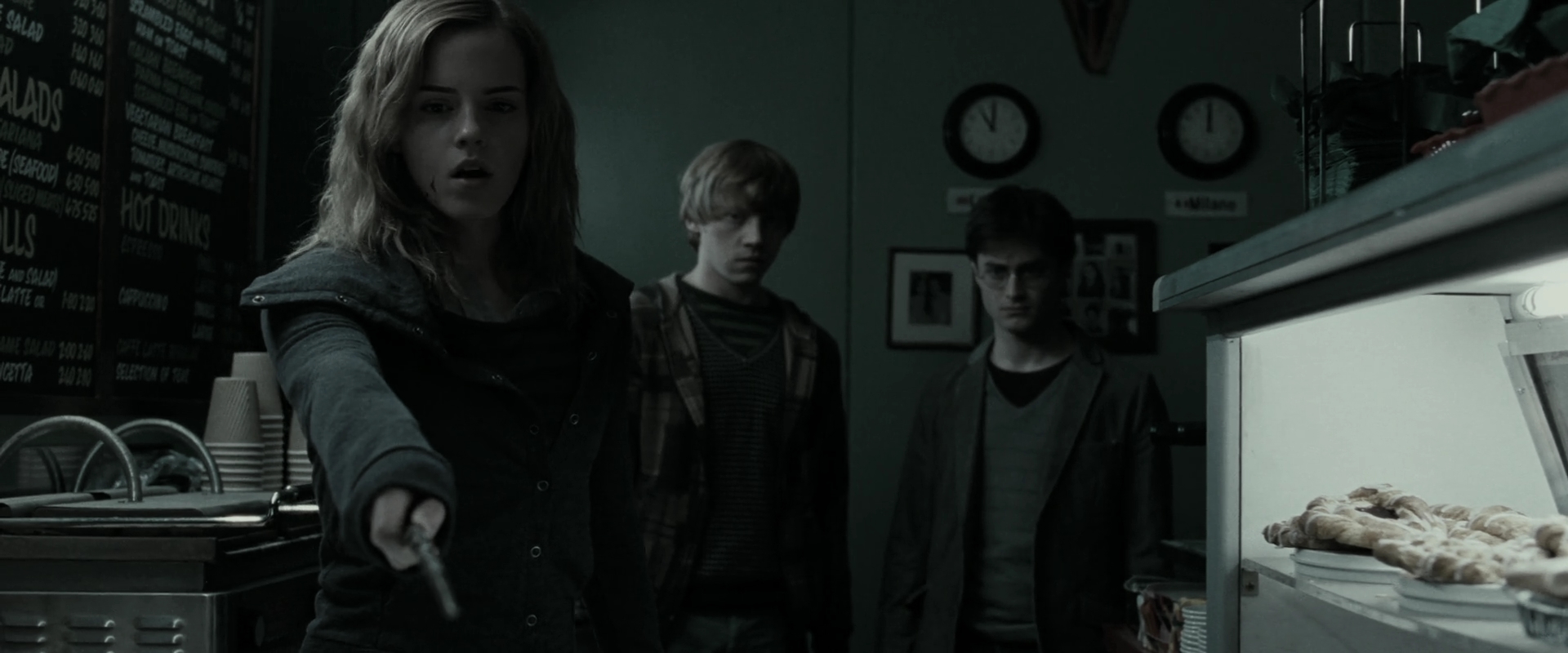 EmmaWatsonFan_dot_nl-HarryPotterAndTheDeathlyHallowsPart1-2305.jpg EmmaWatsonFan_dot_nl-HarryPotterAndTheDeathlyHallowsPart1-2305.jpg