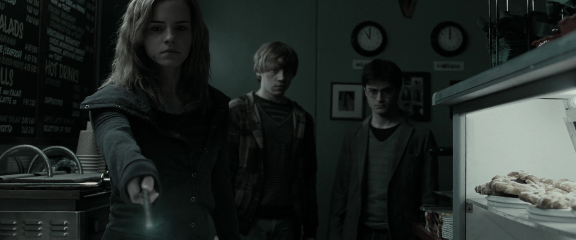 EmmaWatsonFan_dot_nl-HarryPotterAndTheDeathlyHallowsPart1-2307.jpg EmmaWatsonFan_dot_nl-HarryPotterAndTheDeathlyHallowsPart1-2307.jpg