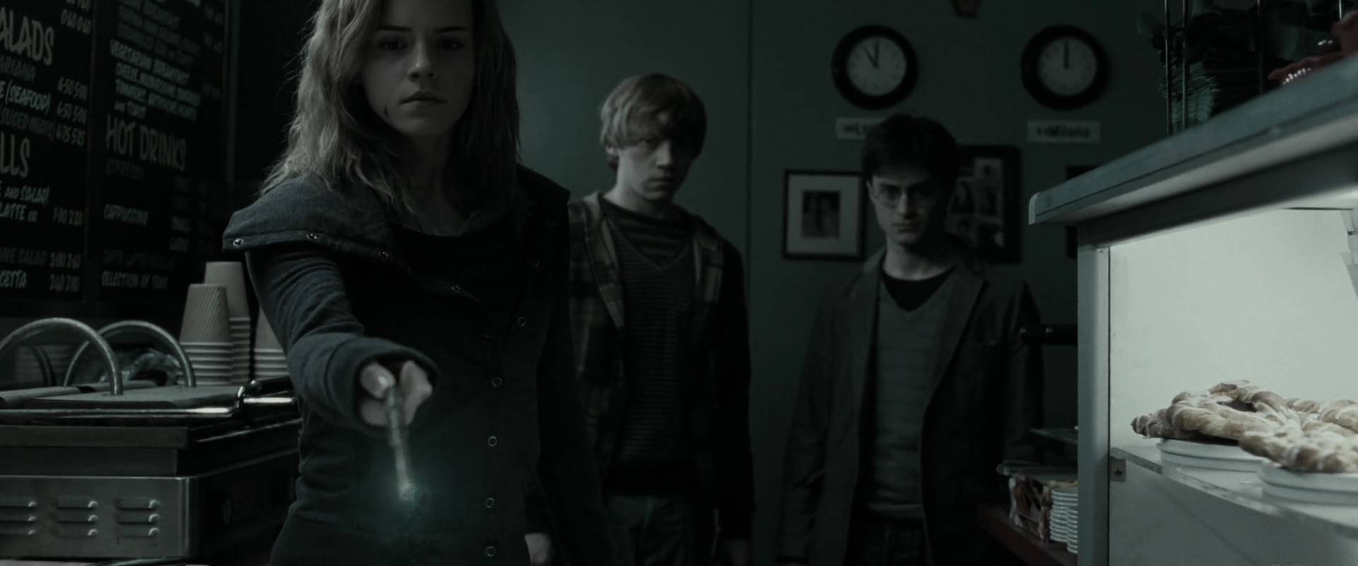 EmmaWatsonFan_dot_nl-HarryPotterAndTheDeathlyHallowsPart1-2308.jpg EmmaWatsonFan_dot_nl-HarryPotterAndTheDeathlyHallowsPart1-2308.jpg