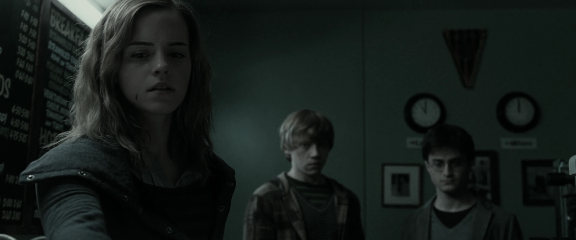 EmmaWatsonFan_dot_nl-HarryPotterAndTheDeathlyHallowsPart1-2318.jpg